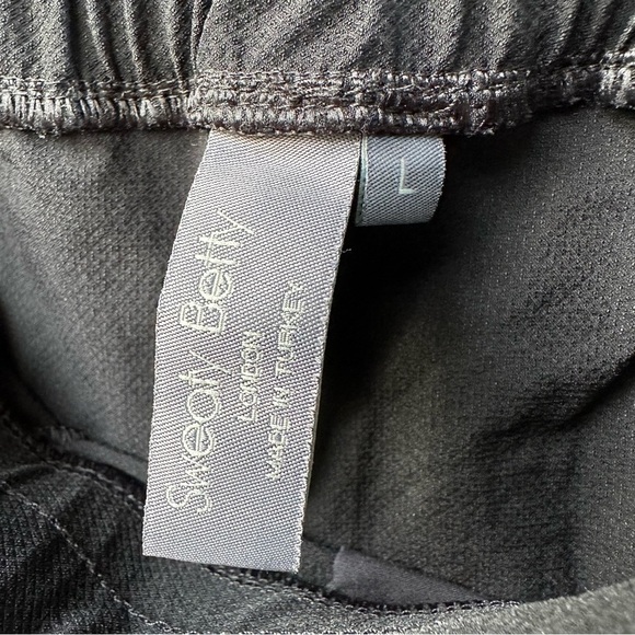 Sweaty Betty Black Trekker Hiking Pants L Utility Pockets Zipper Hem Athleisure - Picture 10 of 10